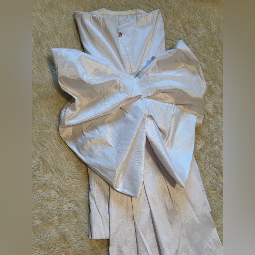 Nookie adore me two way White Strapless dress with Dramatic Bow Train - Picture 5 of 10